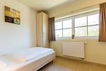 Helles Schlafzimmer mit Fenster und Einzelbett - An den Boddenwiesen 01 - Top-Hundeurlaub