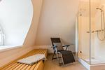 Moderne Sauna mit Lounge-Stuhl und Dusche - An den Boddenwiesen 01 - Top-Hundeurlaub