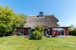 Außenansicht eines Reethauses mit Garten - An den Boddenwiesen 01 - Top-Hundeurlaub