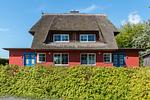 Außenansicht eines charmanten Reetdachhauses - An den Boddenwiesen 01 - Top-Hundeurlaub