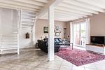 Helles Wohnzimmer mit Couch und Fernseher - Binnendieck - Top-Hundeurlaub