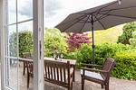 Terrasse mit Tisch, Stühlen und Sonnenschirm - Binnendieck - Top-Hundeurlaub