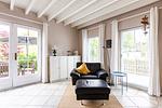Wohnzimmer mit Ledersofa und Gartenblick - Binnendieck - Top-Hundeurlaub