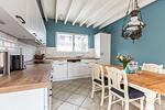 Moderne Küche mit Essbereich und Holzdetails - Binnendieck - Top-Hundeurlaub