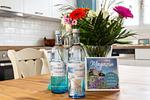 Küche mit Wasserflaschen und Blumenstrauß - Binnendieck - Top-Hundeurlaub