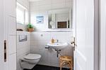 Modernes Badezimmer mit Waschbecken und Spiegel - Binnendieck - Top-Hundeurlaub