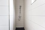 Moderne Dusche in elegantem Badezimmer - Binnendieck - Top-Hundeurlaub