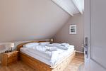 Gemütliches Schlafzimmer mit Holz-Doppelbett - Binnendieck - Top-Hundeurlaub