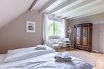 Schlafzimmer mit Einzelbetten und Fenster - Binnendieck - Top-Hundeurlaub