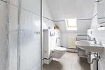 Modernes Badezimmer mit Dusche und Waschbecken - Binnendieck - Top-Hundeurlaub