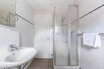 Modernes Badezimmer mit Dusche und Waschbecken - Binnendieck - Top-Hundeurlaub
