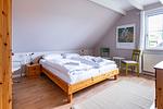 Helles Schlafzimmer mit Doppelbett und Stühlen - Binnendieck - Top-Hundeurlaub