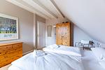Schlafzimmer mit zwei Betten und Holzschrank - Binnendieck - Top-Hundeurlaub