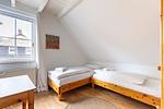 Schlafzimmer mit zwei Einzelbetten und Fenstern - Binnendieck - Top-Hundeurlaub