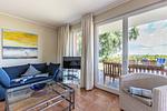 Gemütliches Wohnzimmer mit Sofa und Fernseher - Boddenzauber 01 - Top-Hundeurlaub