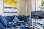 Wohnzimmer mit Sofa und Fernseher - Boddenzauber 01 - Top-Hundeurlaub