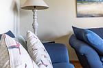 Gemütliches Wohnzimmer mit Sofa und Lampe - Boddenzauber 01 - Top-Hundeurlaub