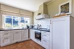 Moderne Küche mit Fenster und Geräten - Boddenzauber 01 - Top-Hundeurlaub