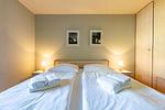 Doppelzimmer mit zwei Betten und Nachtlampen - Boddenzauber 01 - Top-Hundeurlaub