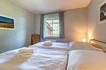 Schlafzimmer mit zwei Betten und Fenster - Boddenzauber 01 - Top-Hundeurlaub