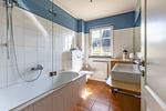 Modernes Badezimmer mit Badewanne und Waschbecken - Boddenzauber 01 - Top-Hundeurlaub