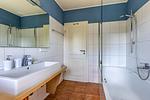 Modernes Badezimmer mit Waschbecken und Badewanne - Boddenzauber 01 - Top-Hundeurlaub