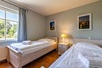 Schlafzimmer mit zwei Einzelbetten und Fenster - Boddenzauber 01 - Top-Hundeurlaub