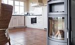Moderne Küche mit Holzofen - Boddenzauber 01 - Top-Hundeurlaub