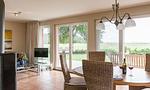 Wohnzimmer mit Esstisch und Gartenblick - Boddenzauber 01 - Top-Hundeurlaub