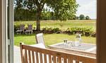 Terrasse mit Holzbank und Tisch - Boddenzauber 01 - Top-Hundeurlaub