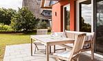 Terrasse mit Holztisch und Stühlen - Boddenzauber 01 - Top-Hundeurlaub