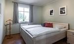 Gemütliches Schlafzimmer mit Doppelbett und Fenster - Boddenzauber 01 - Top-Hundeurlaub
