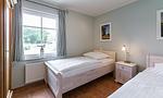 Schlafzimmer mit zwei Einzelbetten und Fenster - Boddenzauber 01 - Top-Hundeurlaub