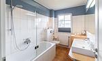 Modernes Badezimmer mit Badewanne und Doppelwaschbecken - Boddenzauber 01 - Top-Hundeurlaub