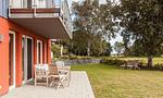 Terrasse mit Holzsitzgruppe und Gartenblick - Boddenzauber 01 - Top-Hundeurlaub