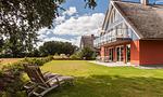 Terrasse mit Liegen und Blick auf den Garten - Boddenzauber 01 - Top-Hundeurlaub
