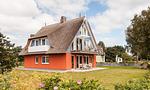 Außenansicht eines Ferienhauses mit Reetdach - Boddenzauber 01 - Top-Hundeurlaub
