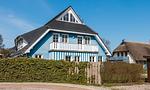 Außenansicht eines blauen Hauses mit Balkon - Madlen - Top-Hundeurlaub