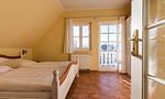 Schlafzimmer mit Doppelbett und Zugang zum Balkon - Madlen - Top-Hundeurlaub