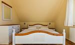 Helles Schlafzimmer mit Doppelbett und Nachttischen - Madlen - Top-Hundeurlaub
