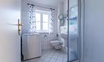 Helles Badezimmer mit Dusche und Fenster - Madlen - Top-Hundeurlaub