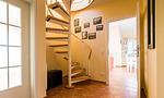 Treppenhaus mit spiraliger Treppe und Bildern - Madlen - Top-Hundeurlaub