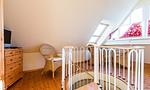 Heller Raum mit Treppe und Rattanstühlen - Madlen - Top-Hundeurlaub