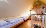 Schlafzimmer mit zwei Einzelbetten und Holzregalen - Madlen - Top-Hundeurlaub