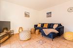 Gemütliches Wohnzimmer mit Sofa und Fernseher - Haus Ostseenixe 01 - Top-Hundeurlaub