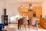 Moderne Küche mit Esstisch und Stühlen - Haus Ostseenixe 01 - Top-Hundeurlaub
