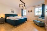 Schlafzimmer mit hellem Doppelbett und Fenster. - Haus Ostseenixe 01 - Top-Hundeurlaub