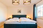 Helles Schlafzimmer mit Doppelbett und Nachttischlampen - Haus Ostseenixe 01 - Top-Hundeurlaub