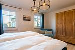 Schlafzimmer mit zwei Betten und Kleiderschrank - Haus Ostseenixe 01 - Top-Hundeurlaub