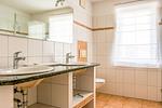 Helles Badezimmer mit Doppelwaschbecken - Haus Ostseenixe 01 - Top-Hundeurlaub